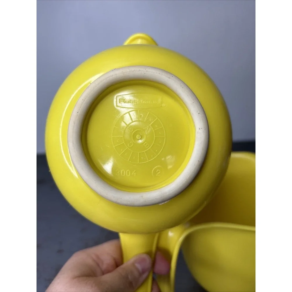 Pair Of Vintage Rubbermaid Yellow Grip Mix Batter Bowls #2663 #3004 Baking